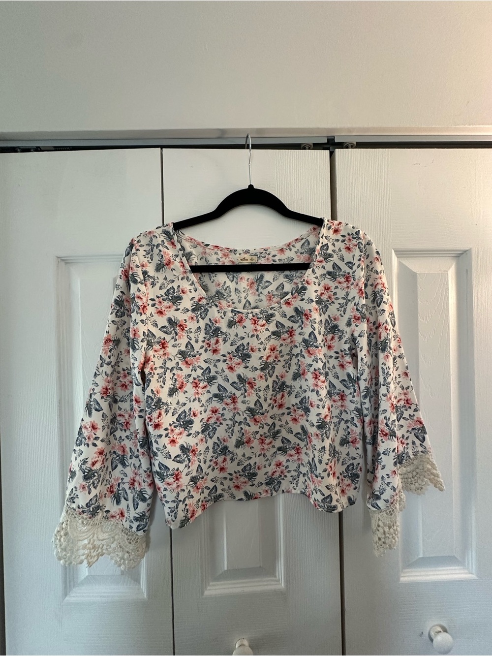Floral Lace-Trim Cropped Blouse